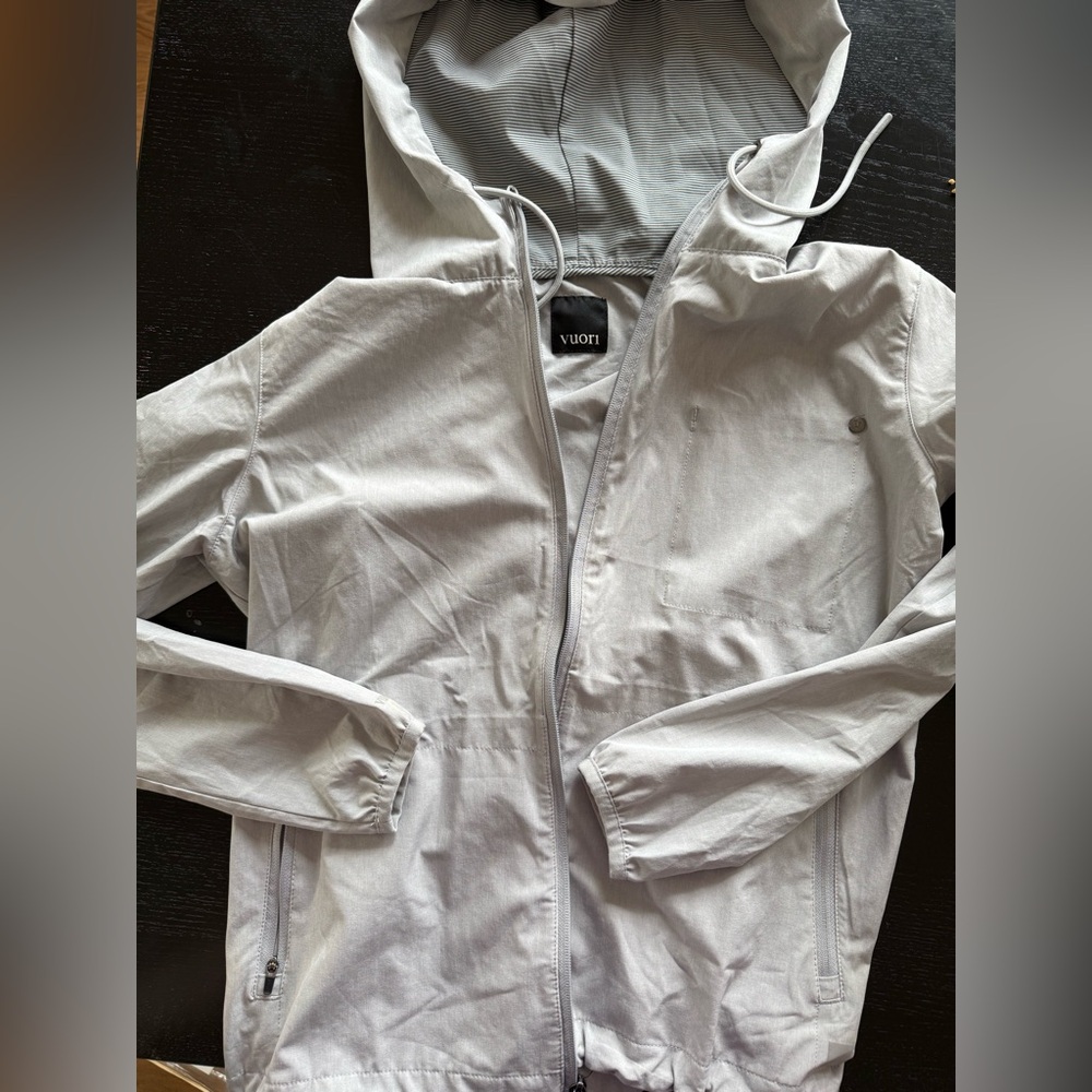 Vuori women’s hooded lightweight outdoor shell jacket